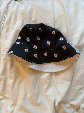 Alice + Olivia Black Daisy Reversible Bucket Hat